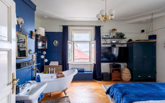 Premium 3 Bed 3 Bath Lounge Apartment