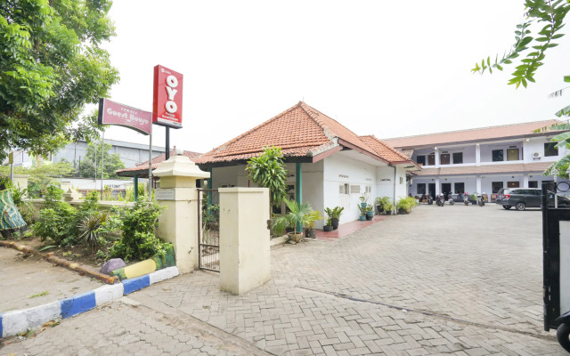 OYO 2003 Female Guest House