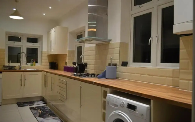 Harrow/sleeps10/privategarden/3br/freeparking/wifi