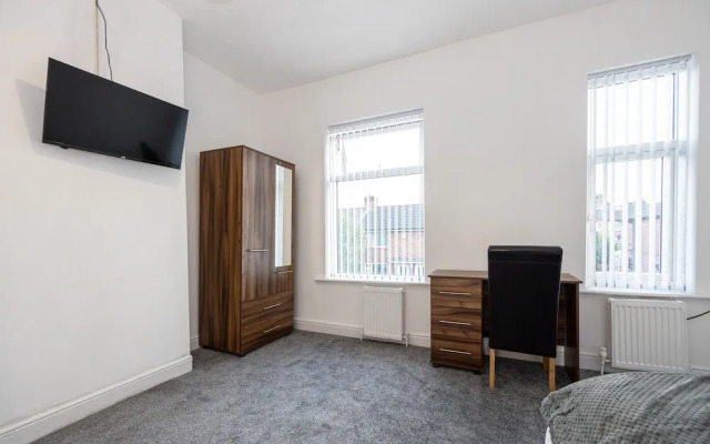 Charming 4-bed Guest House in Salford