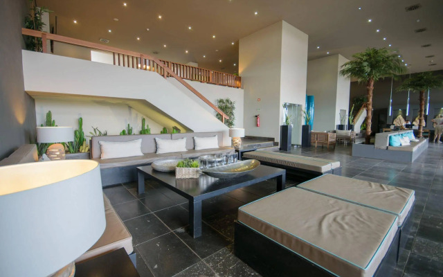 Hotel Oasis Salinas Sea