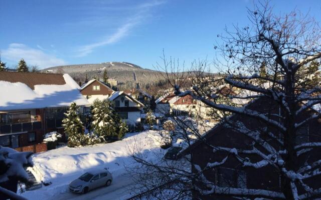 Wurmberg Hexe mit Blick auf den Wurmberg