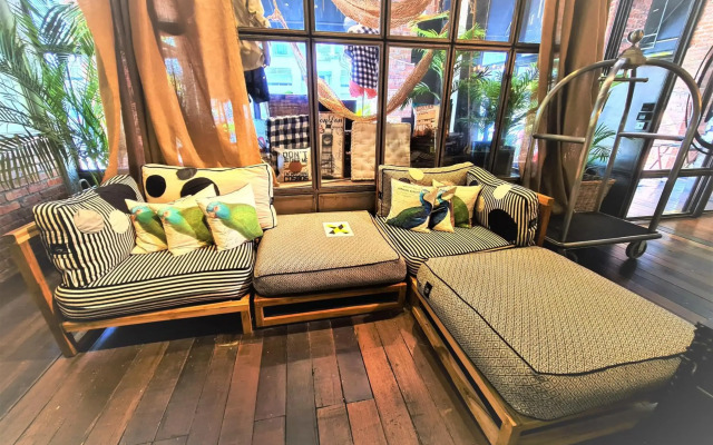 M Boutique Station 18