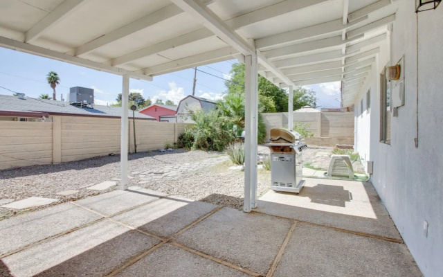 Las Vegas Retreat w/ Yard < 5 Mi to Strip!