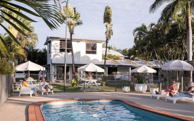 Kinka Palms Beachfront Apartments / Motel