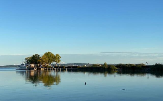 ROYAL SUN - lakeside luxury studio flat at Balaton