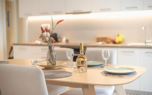Stylish 2BDR Apt by Acropolis