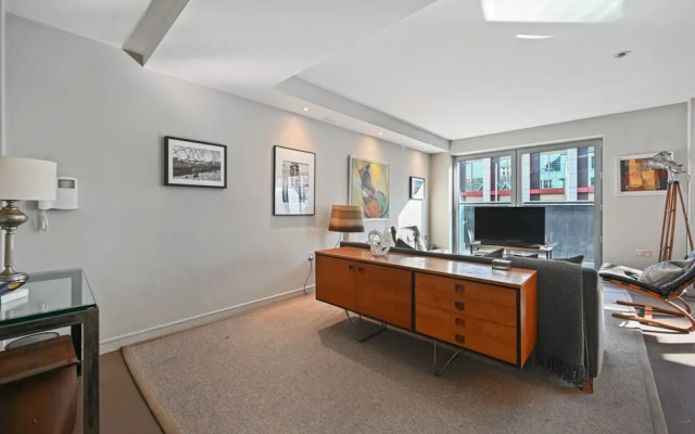 Sleek 2BD Flat W/terrace - 2 Mins From Farringdon!