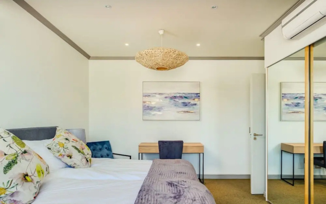 Contemporary Apartment Close to the Radisson Majolica