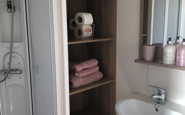 Lovely 3-bed Caravan With Hot Tub in Lincolnshire