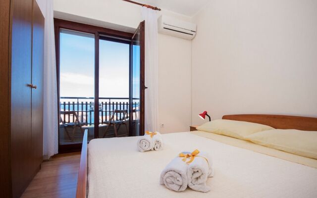 Apartments & Rooms Mikelin