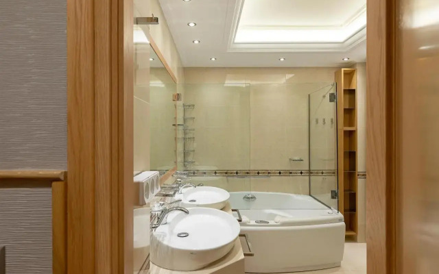 Vouliagmeni's Elegance by Acropolis Suites