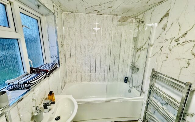4 Bedrooms Full House Stourbridge Birmingham