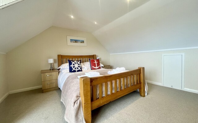 Two Bedroom Maisonette With Balcony and sea Views