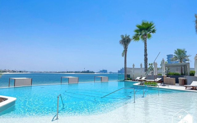 Luxury Beachfront 1BR on Palm Jumeirah & Balcony