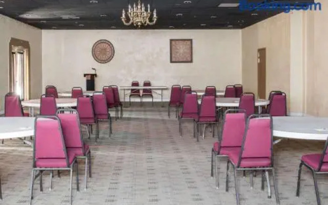 Days Inn Peoria/glendale Hotel And Conference Center