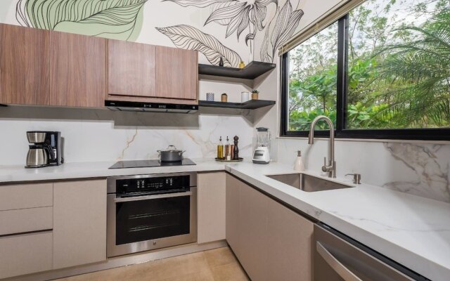 New Oasis in Gated Community With Pool Breakfast
