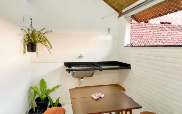 Casa de Tijolinho com Netflix e estacionamento