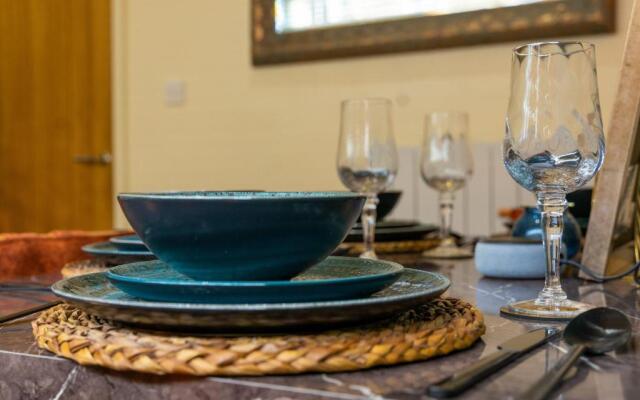 Luxury City Centre Getaway - Prime Location Sleeps 7!