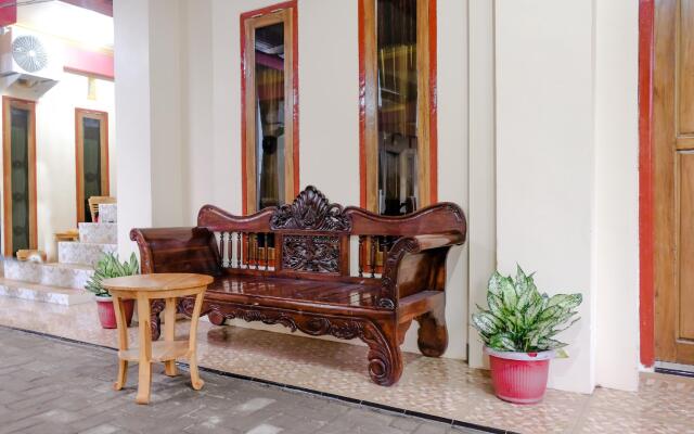 OYO 2986 D and a Guesthouse Syariah And Rent Car