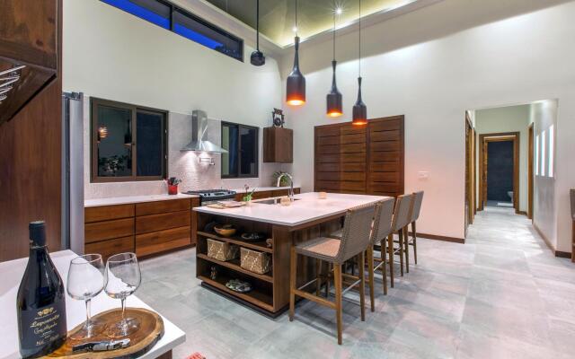 Luxe 4 Bdrm Villa w Epic Oceanview Infinity Pool