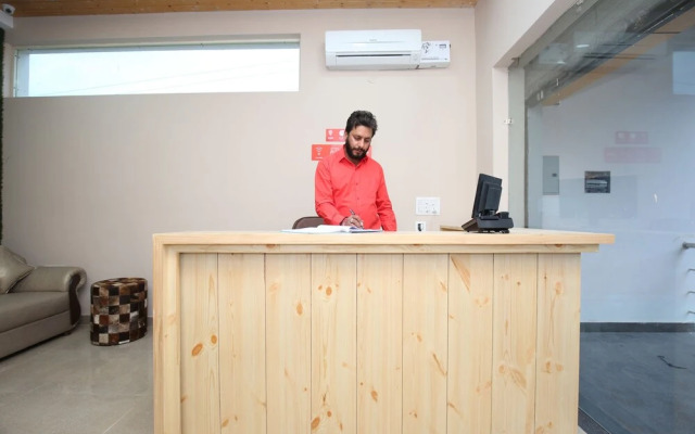 OYO 27743 Hotel Platina