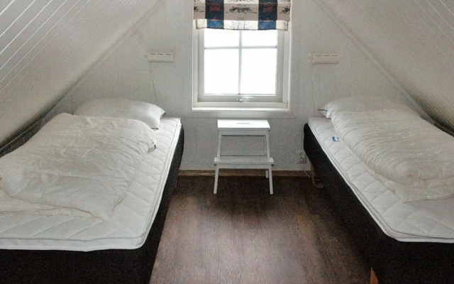 Four-Bedroom Holiday home in Urangsvåg