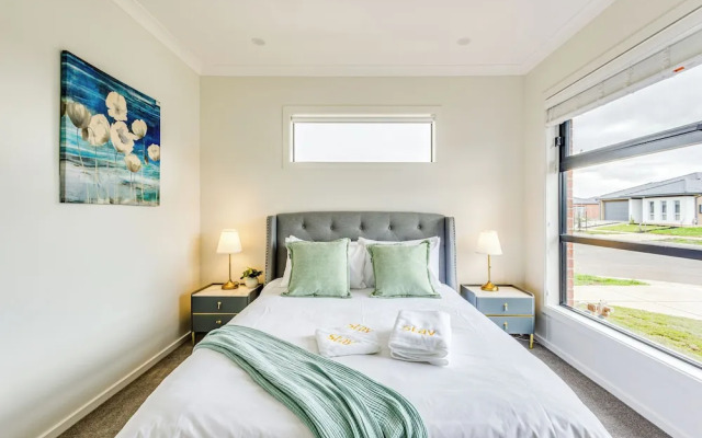 StayAU Charming 4BR Retreat Wyndham Vale