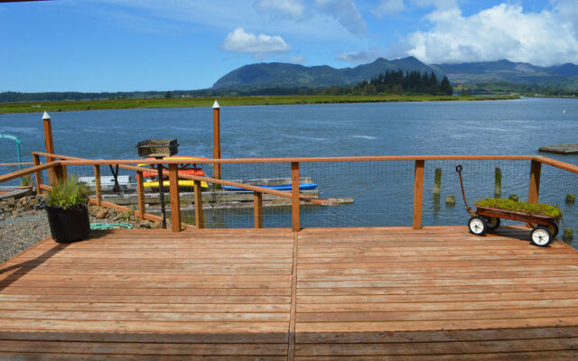 Wheeler on the Bay Lodge & Marina