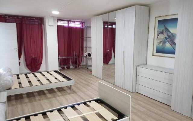 Ampia camera con bagno privato seminterrato a 80 metri dal lago