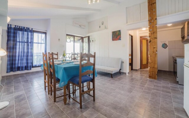 Awesome Home in Tar With Wifi and 3 Bedrooms