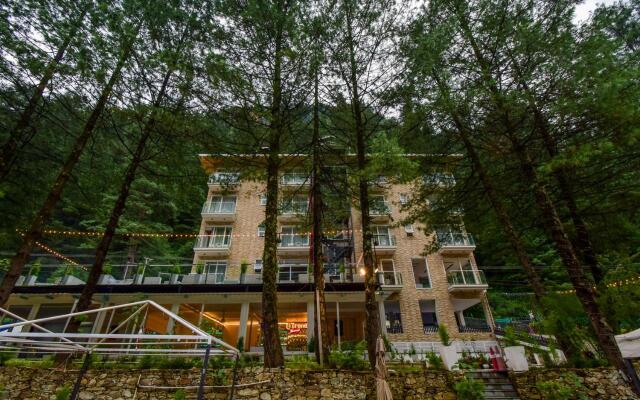 Moksha Riverside Resort Kasol