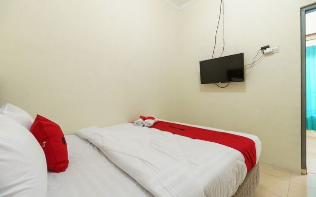 RedDoorz Syariah near RS Mitra Keluarga Depok