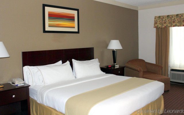 Holiday Inn Express & Suites Plainview by IHG