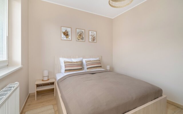 Apartment With Parking by Renters