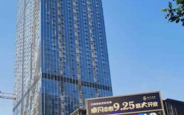 Versailles Apartment (Zhuhai Gongbei Port High-speed Railway Station)