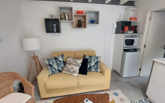 Mezzanine Stylish Apartment H by Vacationy