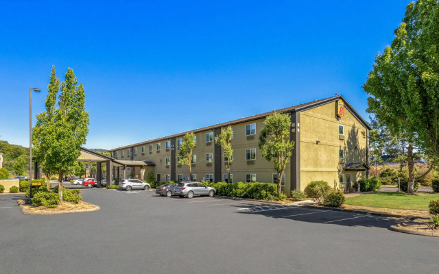 Super 8 by Wyndham Roseburg