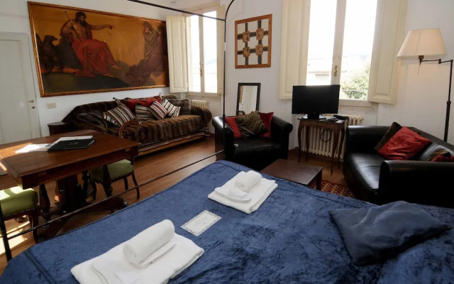 Charming Studio Apartment in Front of the Arno River