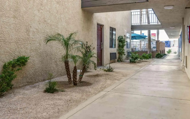 Rodeway Inn & Suites Thousand Palms - Rancho Mirage