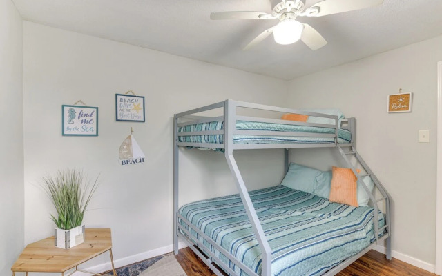 Walk to Beach: Cozy Unit in Galveston!