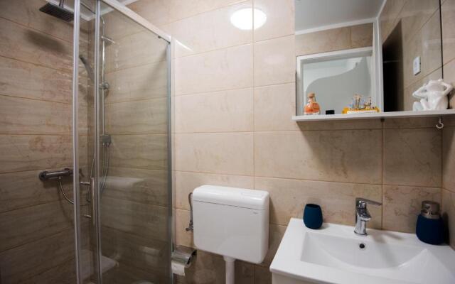 IBIS Your Cosy Oasis With Private Parking and Patio
