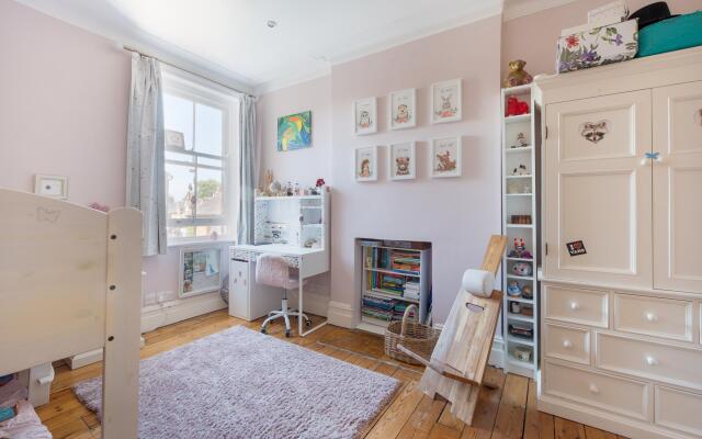 Delightful Family Home in Picturesque Richmond by Underthedoormat