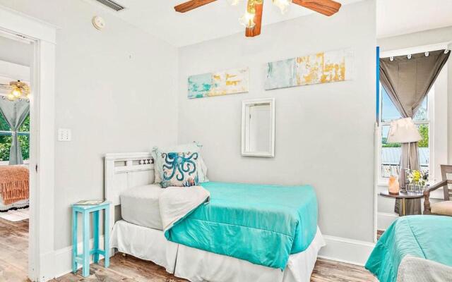 Charming Downtown Carriage Apartment