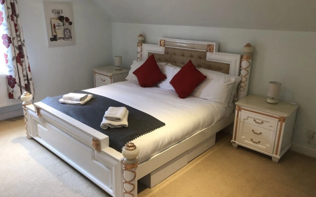 Beautiful 4-bed House in Telford