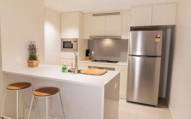 2BR Luxury Skytower Views CBD Pool Gym Netflix