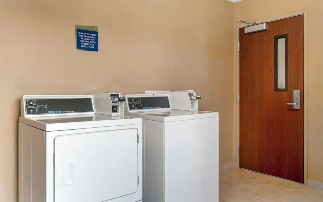 Red Roof Inn Charlestown