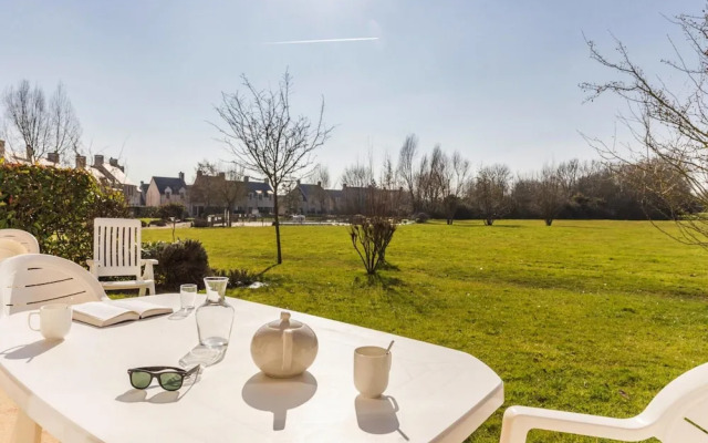 Holiday Home in Residence Le Green Beach, Port-en-besssin-huppain