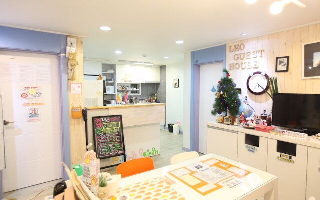 Hongdae Lazyfox Den Hostel