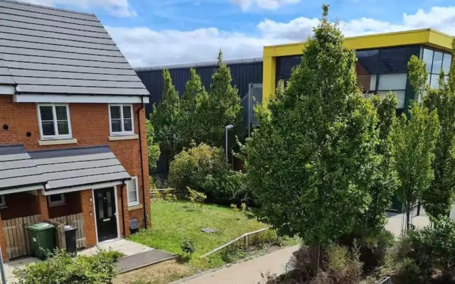 Spacious 3-bed House - Sleeps 8, Garden & Parking